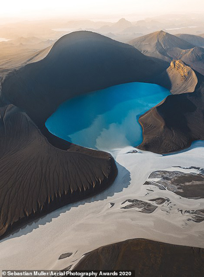 Bức ảnh chụp bằng máy bay không người lái này do Sebastian Muller chụp ở Cao nguyên Iceland đã khiến các giám khảo kinh ngạc.&nbsp;
