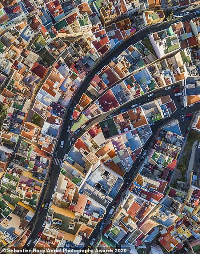 Những mái nhà đầy màu sắc của Las Palmas de Gran Canaria, được chụp trong một bức ảnh của Sebastien Nagy đã khiến ban giám khảo trao giải nhất trong hạng mục Cảnh quan thành phố.
