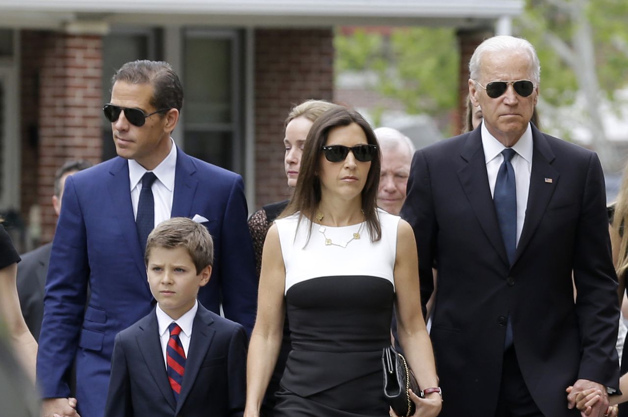 Gia đình ông Biden đang là tâm điểm chú ý sau hàng loạt cáo buộc liên quan tới con trai Hunter Biden (đeo kính đen bên trái). Ảnh: AP
