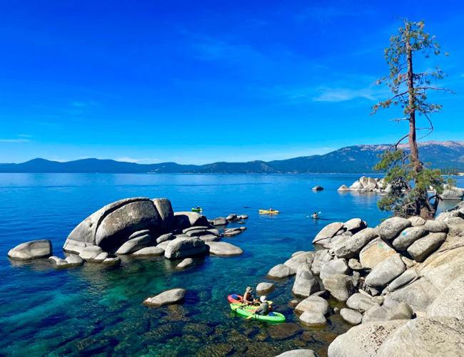 Những người chèo thuyền kayak đến Bonsai Rock trên bờ biển phía đông của Hồ Tahoe ở Nevada, được chụp bởi iPhone 12 Pro với ống kính rộng f / 1.6 (26mm) mới.
