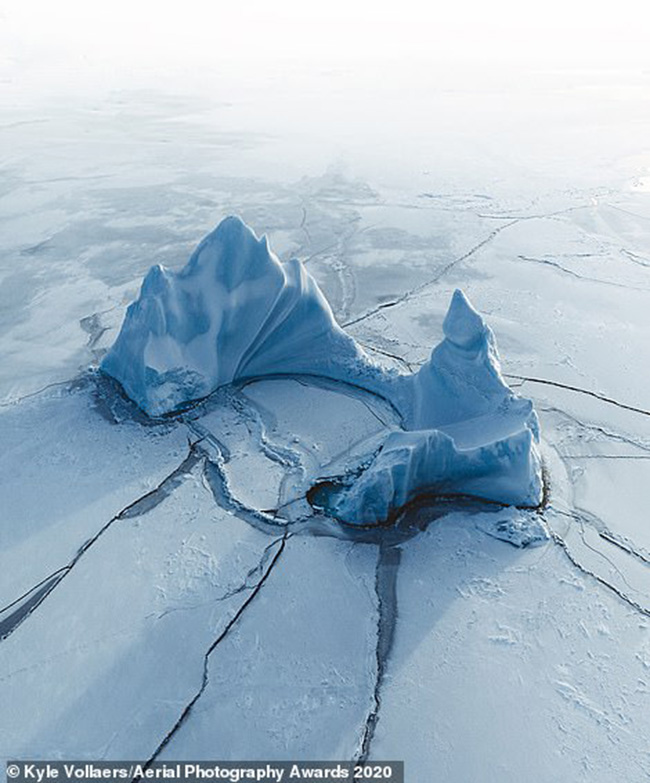 Hình ảnh đáng kinh ngạc về một tảng băng trôi dạt vào bờ biển Qeqertarsuaq, Greenland của nhiếp ảnh gia người Anh Kyle Vollaers đã giành được giải nhất trong hạng mục Cảnh quan dưới nước.&nbsp;
