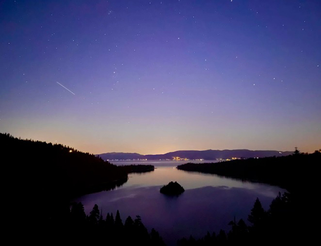 Công viên bang Emerald Bay được chụp bởi iPhone 12 Pro với Chế độ ban đêm phơi sáng 30 giây bằng ống kính rộng lúc 7:13, một giờ sau khi mặt trời lặn.
