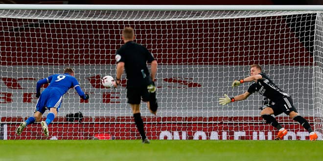 Pha bay người đánh đầu thành bàn của Vardy vào lưới Arsenal giúp Leicester City phá dớp ở Emirates
