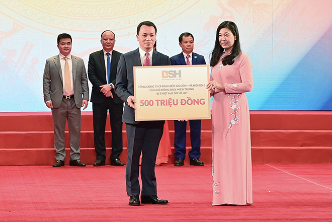 Đại diện cho Bảo hiểm BSH, ông Bùi Trung Kiên - Tổng Giám đốc trao biển ủng hộ miền Trung 500 triệu đồng