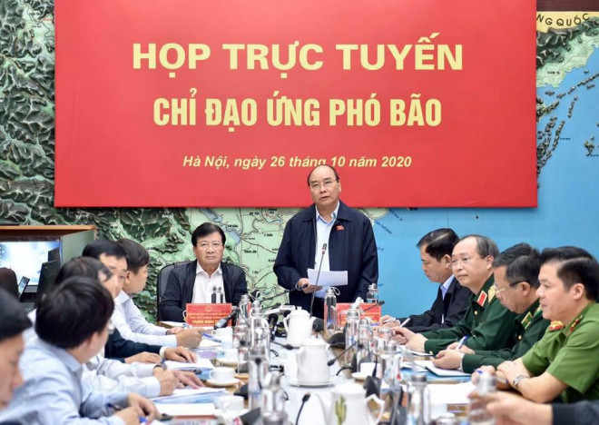 Thủ tướng Chính phủ Nguyễn Xuân Phúc họp chỉ đạo ứng phó với bão số 9. Ảnh NLĐ.