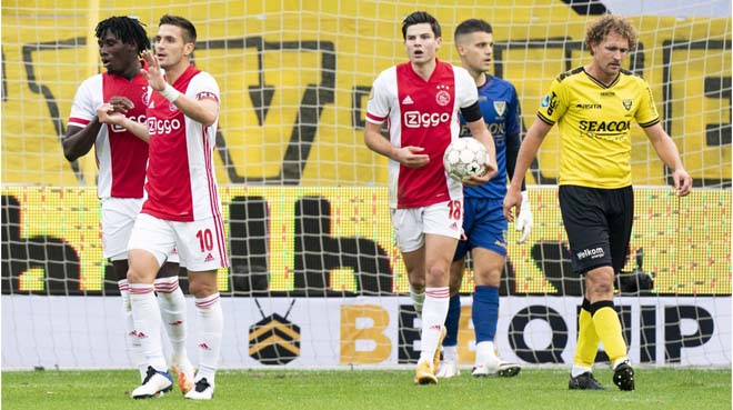 Ajax (áo đỏ trắng) đại thắng Venlo 13-0 ngay trên sân khách