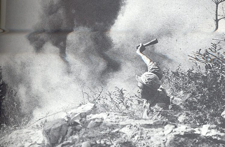 Binh sĩ Trung Quốc ném lựu đạn cầm tay trong trận đánh trên một đỉnh đồi ở Triều Tiên.