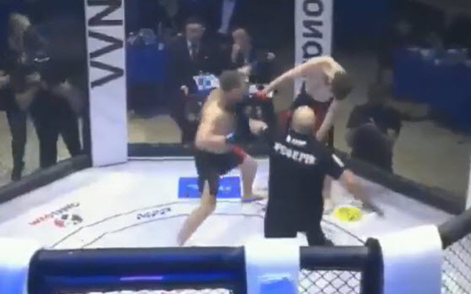 Ptitsyn (trái) có chiến thắng thứ 3 tại MMA bằng knock-out