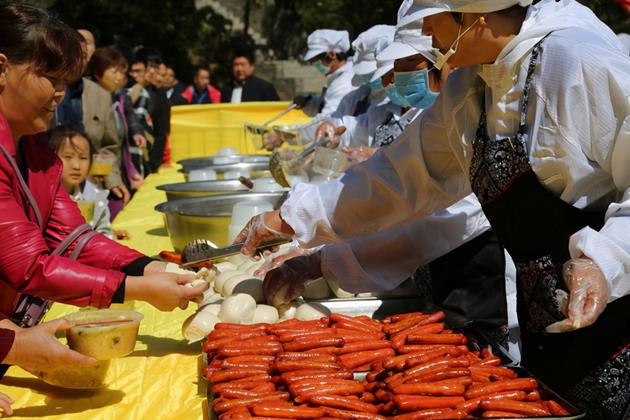 Lạ lùng buffet giá 3.000 đồng, tưởng toàn rau ai dè đủ món ngon - 4