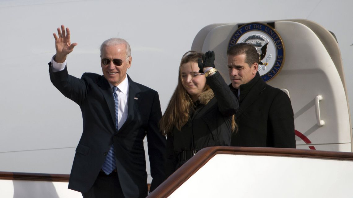 Hunter tháp tùng ông Biden trên chiếc Không lực Hai tới Trung Quốc năm 2013.