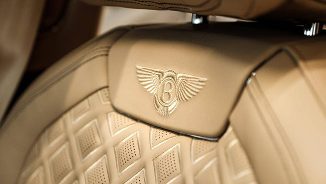 Ở cả hàng ghế trước và sau, Bentley giới thiệu thiết kế ghế da sọc dọc hoàn toàn mới với họa tiết thêu hình kim cương

