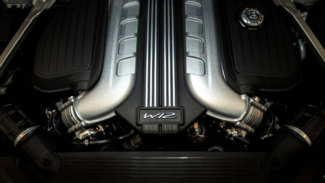 Trái tim của Flying Spur là động cơ 6.0 lít W12 tăng áp kép được cải tiến của Bentley, đi cùng hộp số ly hợp kép 8 cấp
