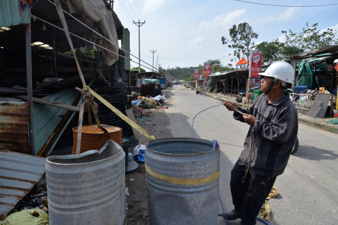 Nhiều người ở nhà chằng chống nhà cửa, trước khi rời đi