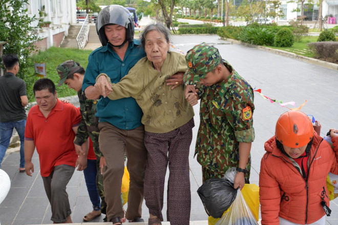 Các cụ già, trẻ em khuyết tật được ưu tiên di dời