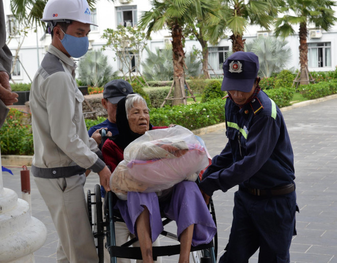 Một cụ già được đưa đến Ký túc xá Hòa Phát tránh bão