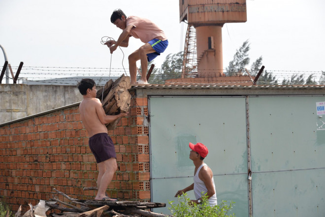 Đưa bất kỳ vật dụng gì có thể chằng chống nhà cửa