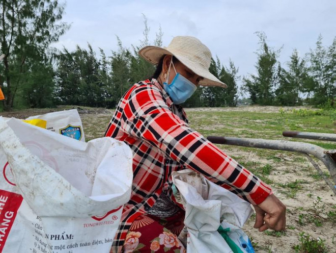 Tranh thủ chồng (cán bộ xã) đi kêu gọi, cô Hà ở nhà cùng con trai chuẩn bị bao cát, dây.