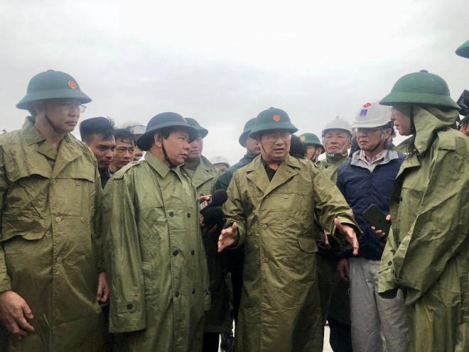 Phó Thủ tướng Trịnh Đình Dũng đang chỉ đạo tại Ban chỉ đạo tiền phương ứng phó với bão số 9