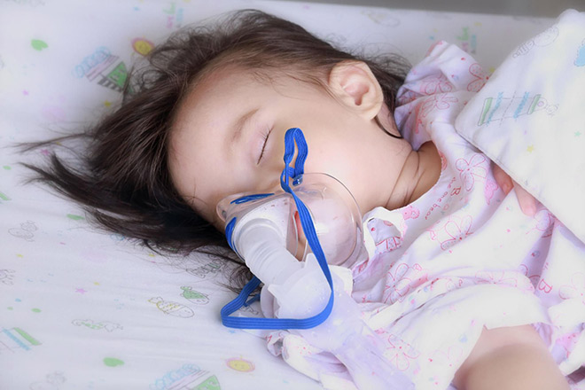 Giao mùa, số trẻ nhập viện tăng đột biến do bị viêm phế quản, viêm phổi.