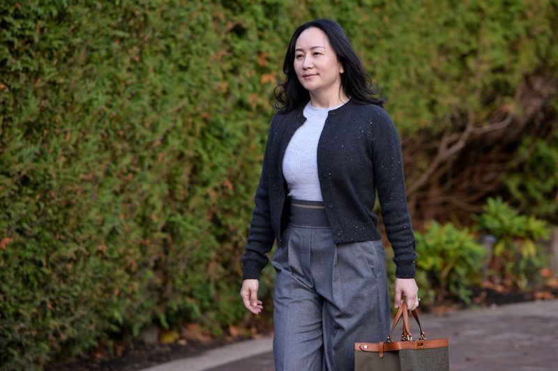 "Công chúa Huawei", Mạnh Vãn Chu, rời nhà hôm 26/10 để tới tòa án ở thành phố Vancouver, Canada. Ảnh: Reuters