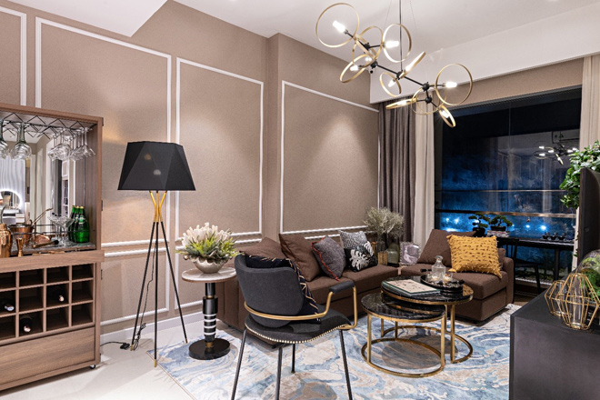 Phòng khách sử dụng&nbsp;màu Champagne kết hợp cùng sắc nâu gỗ mang lại không gian sống sang trọng và ấm áp. (Ảnh thực tế căn hộ mẫu Anderson Park)