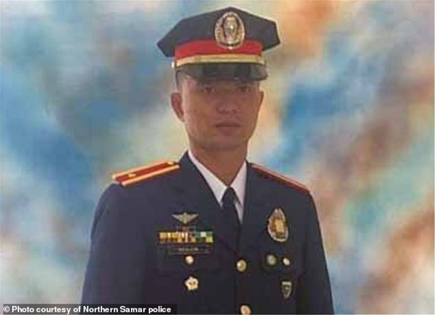 Trung úy cảnh sát Christian Bolok thiệt mạng vì bị gà chọi đá (ảnh: Daily Mail)