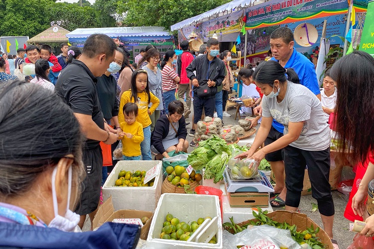 Trong đó đông đúc nhất là các gian hàng rau củ quả đặc sản Sơn La