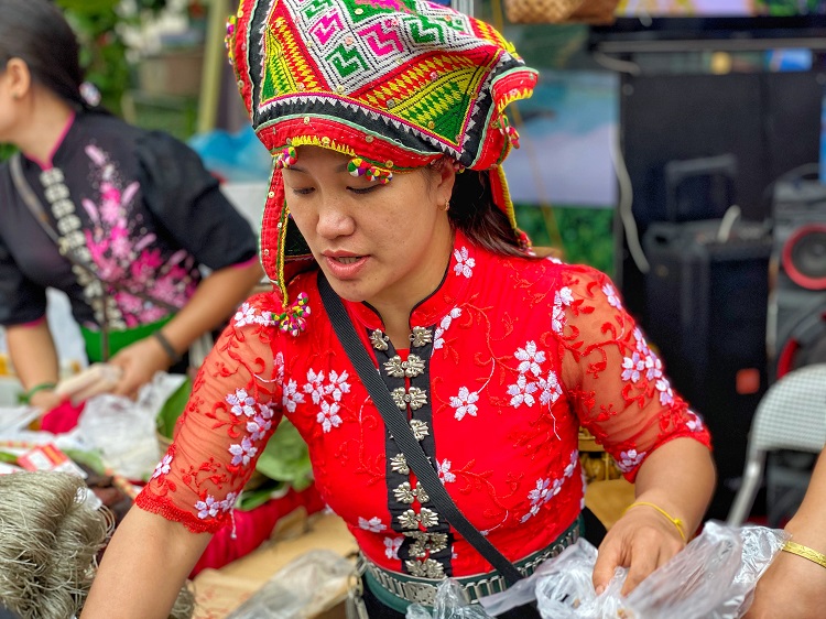 Người bán hàng mặc các trang phục dân tộc đặc trưng của từng vùng miền.