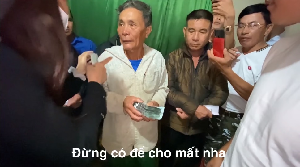 Thủy Tiên, Công Vinh trao ngay 200 triệu tiền mặt cho một cụ ông vì điều này - 2