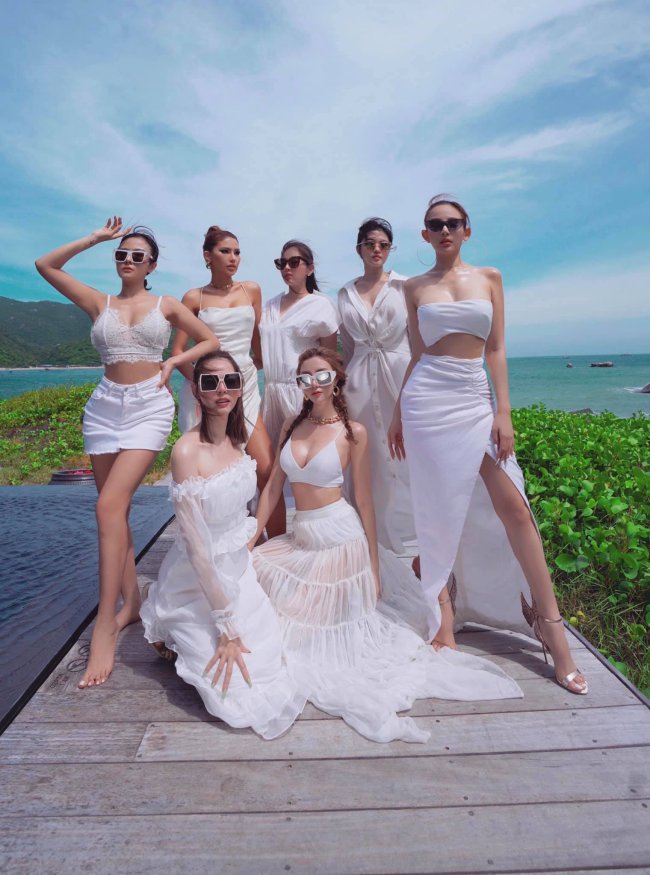 Trong chuyến đi, hội chị em của Huyền Baby liên tục thay đổi trang phục từ sang trọng, cùng diện dresscode trắng bắt mắt và đặc biệt là màn đọ dáng nóng bỏng với bikini ở hồ bơi.
