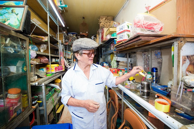 Chủ nhân của căn nhà là ông Bùi Phương Dực (79 tuổi) hiện đang sống một mình tại đây và tận dụng căn nhà nhỏ làm cửa hàng kinh doanh đồ điện gia dụng.
