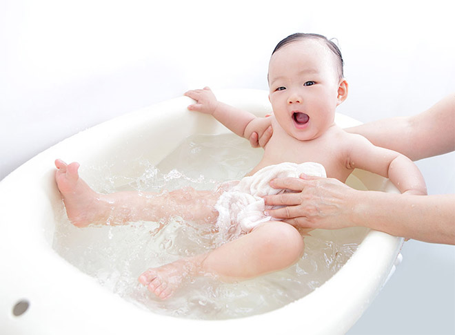 (Với mỗi độ tuổi khác nhau, các bé sẽ có tần suất tắm khác nhau trong 1 tuần)