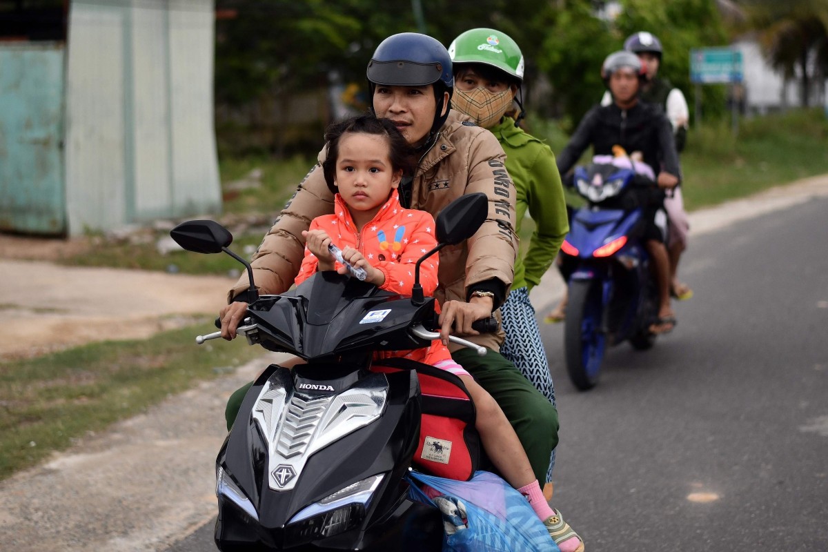 Người dân di chuyển đến nơi tránh trú bão an toàn (ảnh: SCMP)