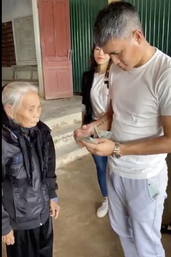 Công Vinh trao tặng tiền mặt cho bà con ở Hà Tĩnh