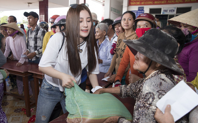 Từ thiện là hoạt động thường niên của các nghệ sĩ Việt Nam. Và trang phục của họ khi đi làm “người tốt, việc tốt” luôn trở thành đề tài bàn luận của công chúng.