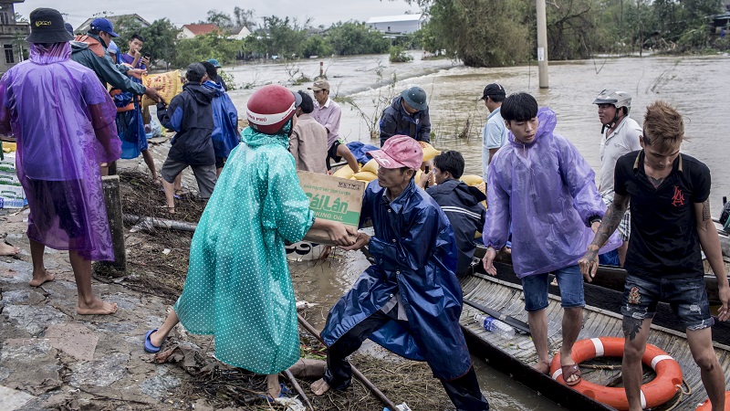 Tinh thần lá lành đùm lá rách, tương thân tương ái được người dân Việt Nam phát huy để giúp đỡ người dân vùng chịu ảnh hưởng do bão lũ. Ảnh: IFRC