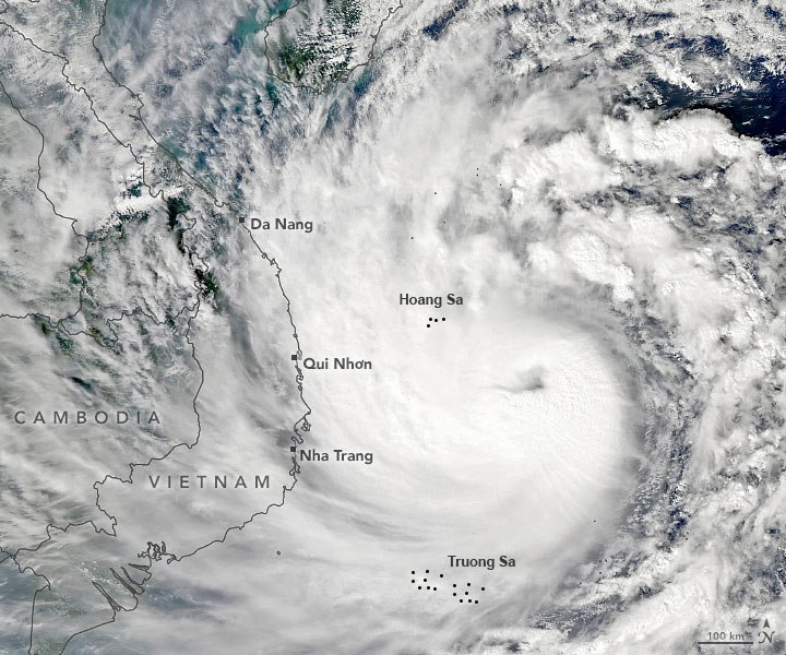 Ảnh bão số 9 hướng tới Việt Nam được chụp từ vệ tinh Aqua của NASA hôm 27/10. Ảnh: NASA