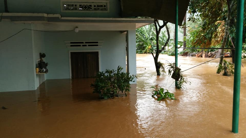 Tại các khu vực ở xã Ân Hảo Đông, An Hảo Tây (huyện Hoài Ân) hàng trăm nhà dân bị ngập từ 0,5m. Có khu vực trũng nước ngập gần 2m. Các tuyến đường liên xã, đường từ huyện Hoài Ân lên An Lão bị cô lập do nước ngập sâu, chảy xiết.