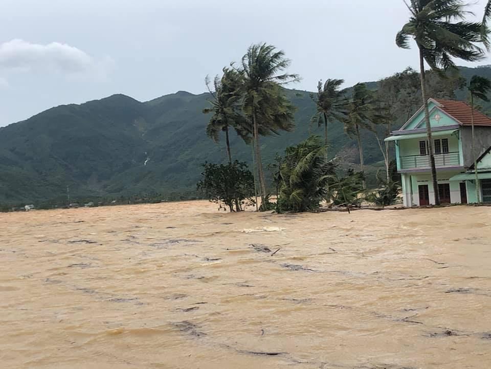 &nbsp;Ông Phạm Văn Nam – Bí thư Huyện ủy An Lão cho biết, hiện tại nhiều khu vực trên địa bàn huyện bị cô lập do lụt.