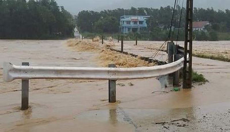 “Ảnh hưởng của bão số 9 kèm mưa lớn gây ngập lụt nhiều khu vực trên địa bàn huyện. Tính đến thời điểm này, mưa bão gây chia cắt một số khu vực nhưng không có thiệt hại về người. Tất cả các hộ dân ở khu vực nguy hiểm, vùng trũng đều được lực lượng địa phương di dời đến nơi an toàn”, ông Nam cho biết.