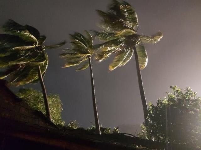 Tại Đà Nẵng: Do nằm gần vùng tâm bão và chịu ảnh hưởng của hoàn lưu bão số 9 rất rộng nên ngay từ đêm 27 rạng sáng 28/10 đã gây mưa to và gió lớn cho khu vực ven biển. (Ảnh: FB Đà Nẵng).