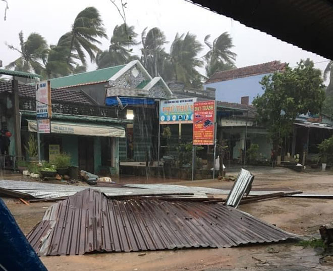 Gió lớn làm tốc mái, cuốn phăng nhiều mái nhà của người dân Bình Định.