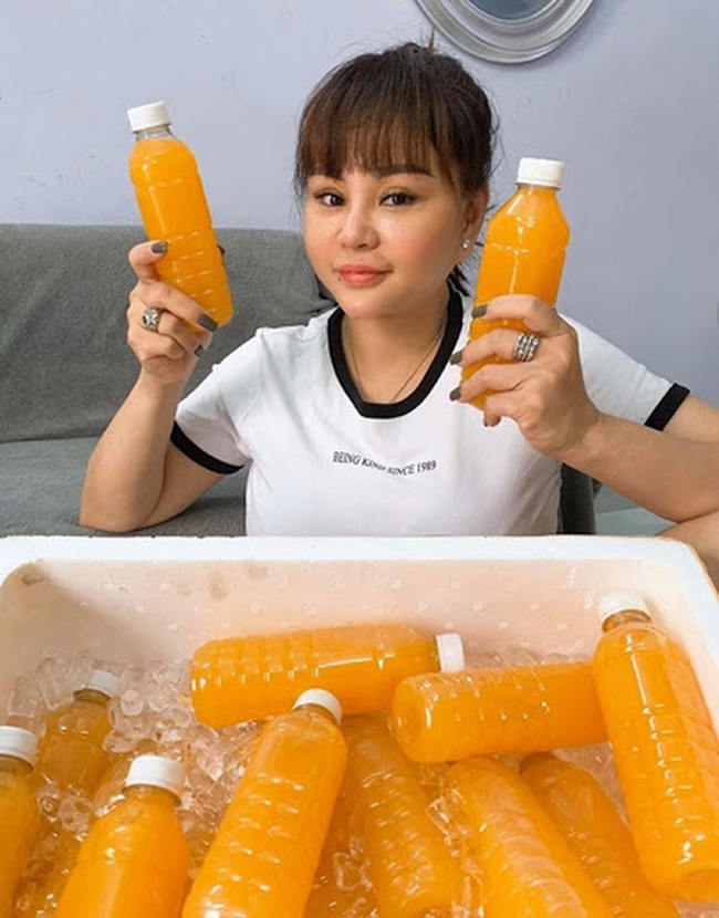 Lê Giang là nữ diễn viên hài nổi tiếng. Do ảnh hưởng của dịch Covid từ đầu năm, Lê Giang chuyển sang bán nước cam vắt tươi và nhận được sự ủng hộ nhiệt tình của người hâm mộ và giới nghệ sĩ.
