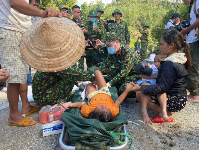 Các nạn nhân còn sống sót đã được đưa ra ngoài và lên xe cấp cứu về Bệnh viện huyện Bắc Trà My.