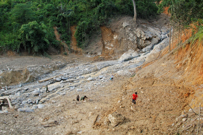 Những khối đất đá khổng lồ san bằng nhiều ngôi nhà