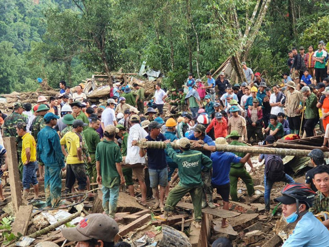 Lực lượng quân đội, công an, người dân địa phương tập trung công tác tìm kiếm nạn nhân. Ảnh: An Bằng