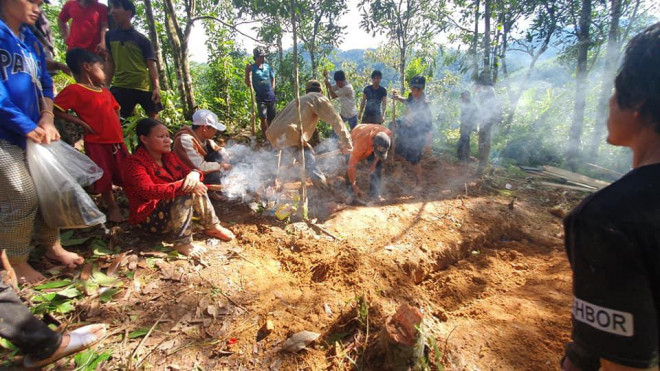 Người thân chờ mong điều kỳ diệu đến với nạn nhân mất tích trong vụ sạt lở