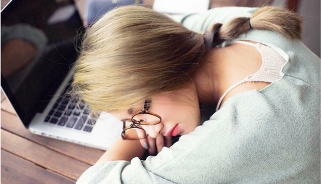 Một "hot girl ngủ gật" khác cũng khiến dân mạng xôn xao khi hình ảnh ngủ trong thư viện được đăng tải là Emmy Nguyễn.
