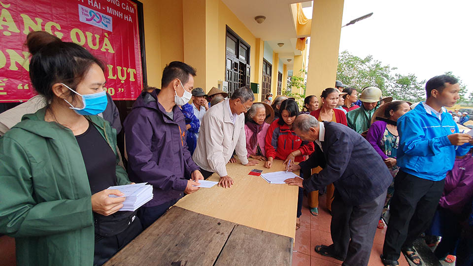 Vợ chồng Lý Hải, Minh Hà trao quà, tiền trực tiếp cho người dân