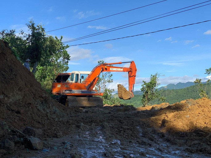 Mở đường bị sạt lở để vào xã Trà Leng (huyện Nam Trà My, tỉnh Quảng Nam), nơi xảy ra vụ sạt lở núi vùi lấp hàng chục người dân - Ảnh: Nhật Bắc
